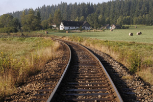 Fotografie železniční trati u Stožce, kde probíhají opravy