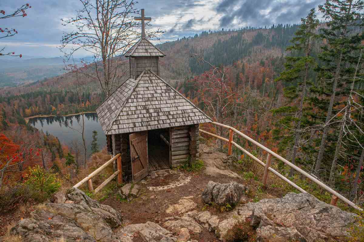 Roklanská kaple stojí nad Roklanským jezerem