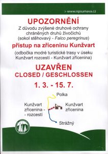 Upozornění pro návštěvníky Kunžvart - zákaz vstupu do vyznačeného území z důvodu ochrany sokola