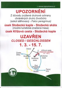 Upozornění pro návštěvníky Stožec - zákaz vstupu do vyznačeného území z důvodu ochrany sokola